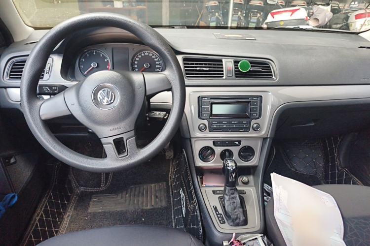 Used Volkswagen Lavida 2013 Revised Classic 1.6L Automatic Fashion Edition Center Console