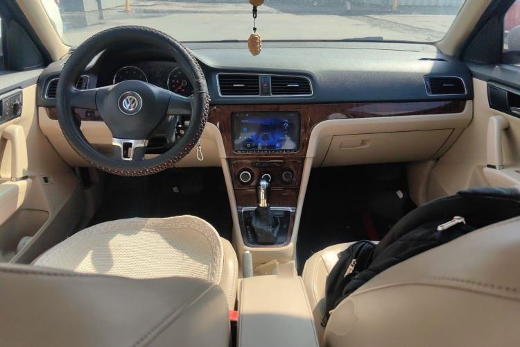 Used Volkswagen Lavida 2013 1.6L Automatic Comfort Edition Center Console