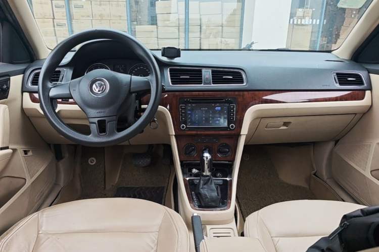Used Volkswagen Lavida 2013 1.4TSI DSG Comfort Edition Center Console