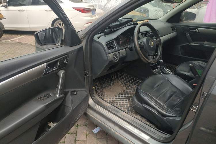 Used Volkswagen Lavida 2013 Revised Version 1.6L Automatic Luxury Edition Driver Seat