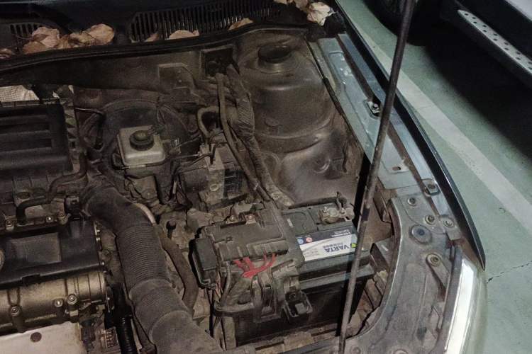 Used Volkswagen Lavida 2013 1.6L Automatic Fashion Edition Engine Bay Left
