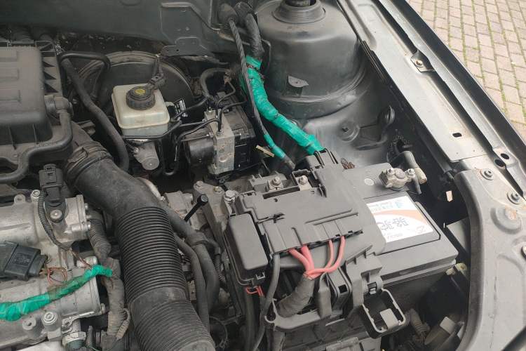 Used Volkswagen Lavida 2013 Revised Version 1.6L Automatic Luxury Edition Engine Bay Left