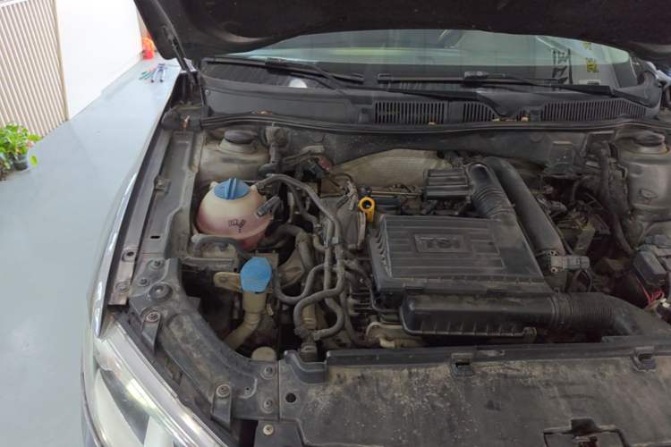 Used Volkswagen Lavida 2013 Revised Version 1.4 TSI DSG Luxury Edition Engine Bay Right
