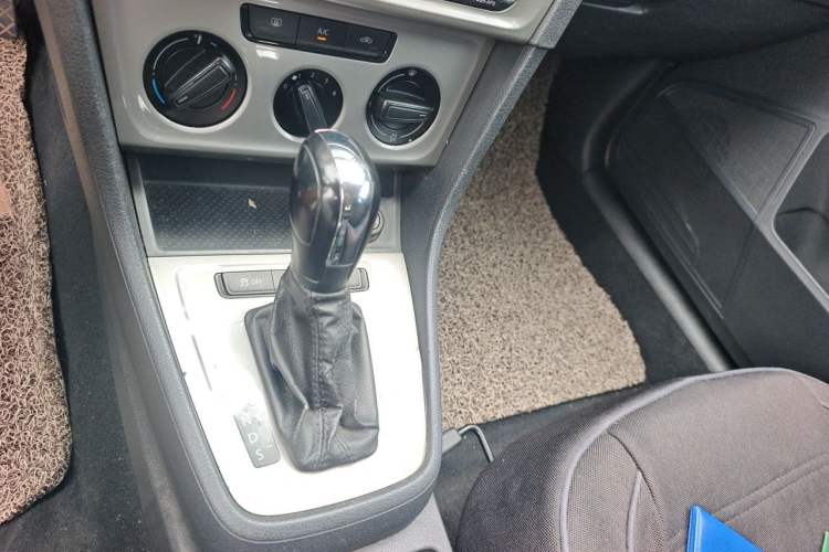 Used Volkswagen Lavida 2013 Revised Classic 1.6L Automatic Fashion Edition Gear Lever