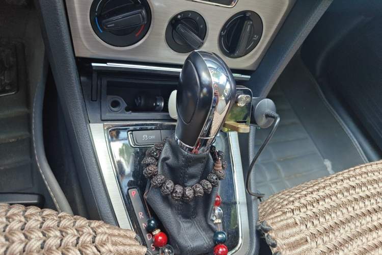 Used Volkswagen Lavida 2013 Restyled Classic 1.6L Automatic Comfort Edition Gear Lever