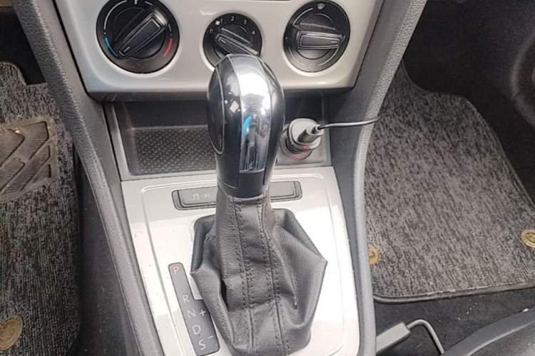 Used Volkswagen Lavida 2013 1.6L Automatic Fashion Edition Gear Lever