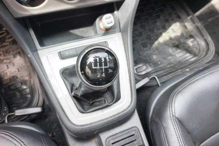 Used Volkswagen Lavida 2013 Revised Classic 1.6L Manual Fashion Edition Gear Lever