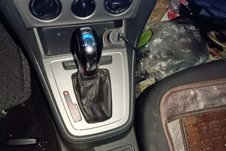 Used Volkswagen Lavida 2013 1.6L Automatic Fashion Edition Gear Lever