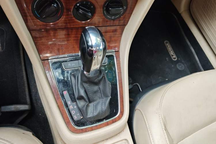 Used Volkswagen Lavida 2013 1.6L Automatic Comfort Edition Gear Lever