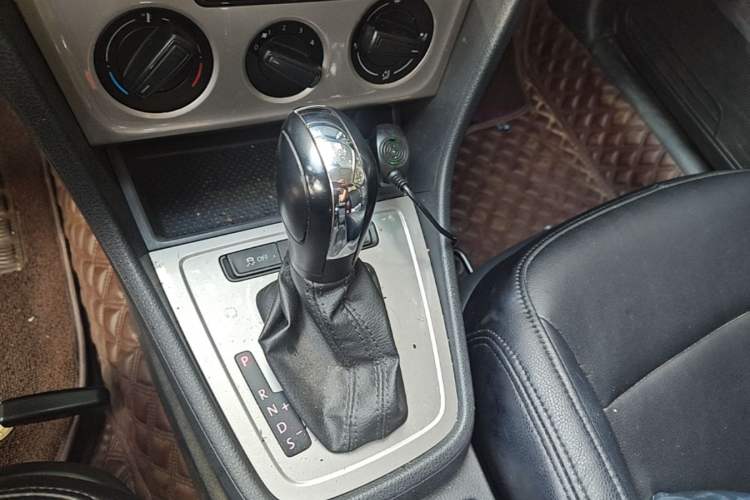 Used Volkswagen Lavida 2013 Revised Classic 1.6L Automatic Fashion Edition Gear Lever