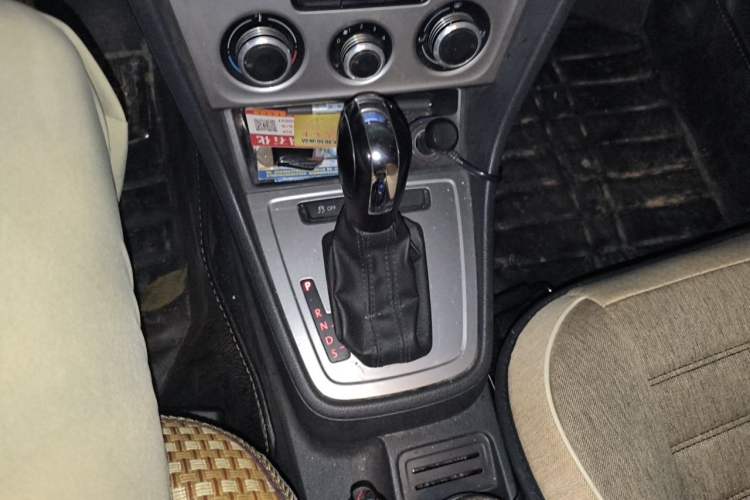 Used Volkswagen Lavida 2013 Revised Classic 1.6L Automatic Fashion Edition Gear Lever