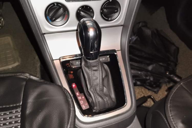 Used Volkswagen Lavida 2013 Restyled Classic 1.6L Automatic Comfort Edition Gear Lever