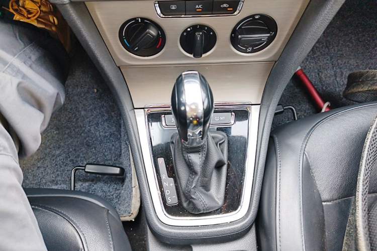 Used Volkswagen Lavida 2013 Restyled Classic 1.6L Automatic Comfort Edition Gear Lever