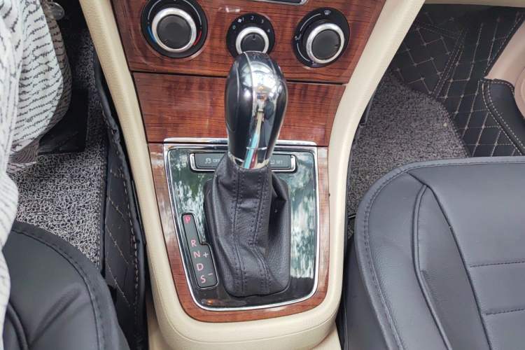Used Volkswagen Lavida 2013 Restyled Classic 1.6L Automatic Comfort Edition Gear Lever