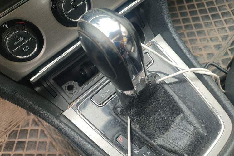 Used Volkswagen Lavida 2013 Revised Version 1.6L Automatic Luxury Edition Gear Lever