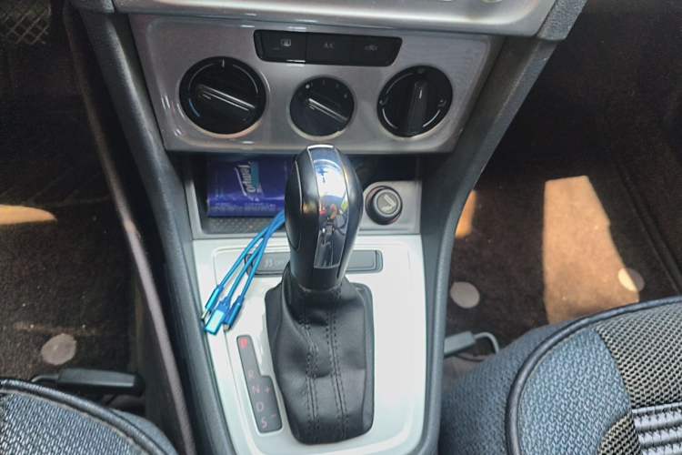 Used Volkswagen Lavida 2013 Revised Classic 1.6L Automatic Fashion Edition Gear Lever