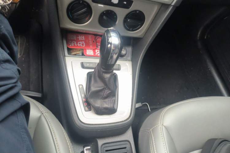 Used Volkswagen Lavida 2013 Revised Classic 1.6L Automatic Fashion Edition Gear Lever