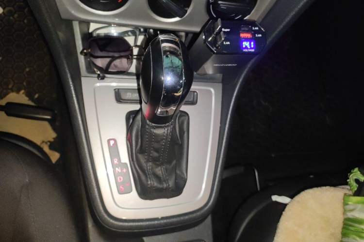 Used Volkswagen Lavida 2013 Revised Classic 1.6L Automatic Fashion Edition Gear Lever