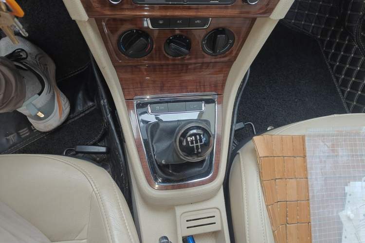Used Volkswagen Lavida 2013 Restyled Classic 1.6L Manual Comfort Edition Gear Lever