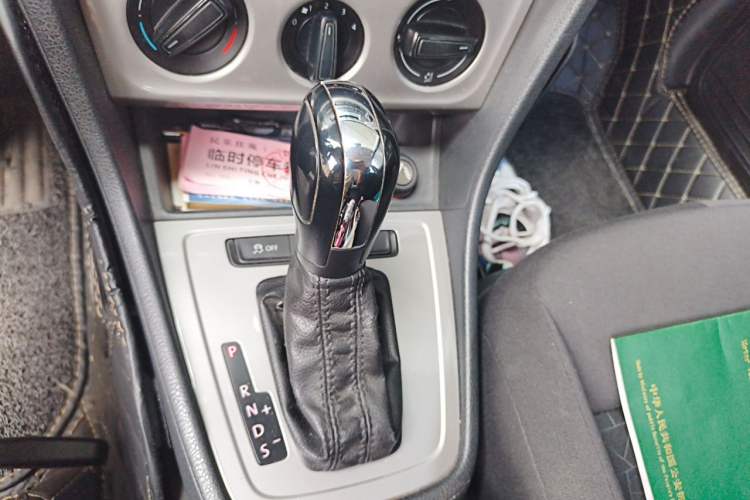 Used Volkswagen Lavida 2013 Revised Classic 1.6L Automatic Fashion Edition Gear Lever