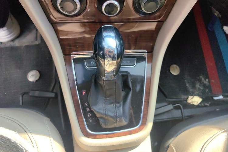 Used Volkswagen Lavida 2013 1.6L Automatic Comfort Edition Gear Lever