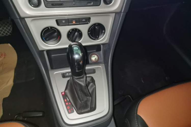 Used Volkswagen Lavida 2013 Revised Classic 1.6L Automatic Fashion Edition Gear Lever