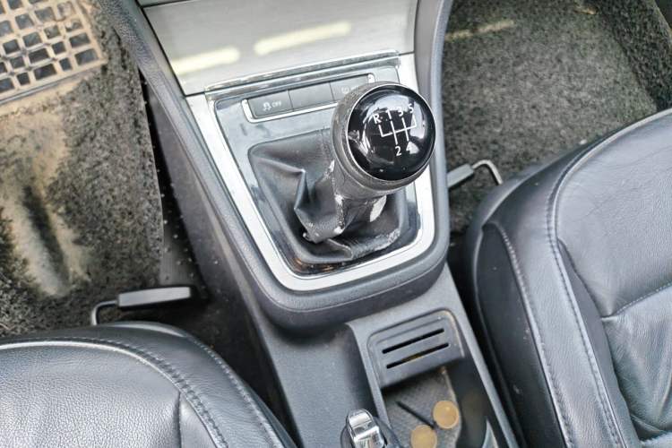 Used Volkswagen Lavida 2013 1.6L Manual Comfort Edition Gear Lever
