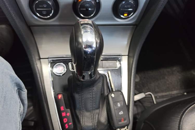 Used Volkswagen Lavida 2013 Revised Version 1.4 TSI DSG Luxury Edition Gear Lever