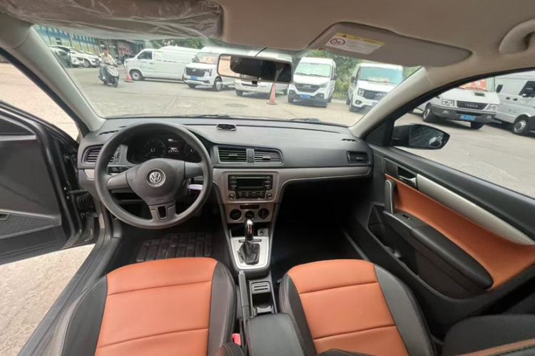 Used Volkswagen Lavida 2013 Revised Classic 1.6L Automatic Fashion Edition Interior 2