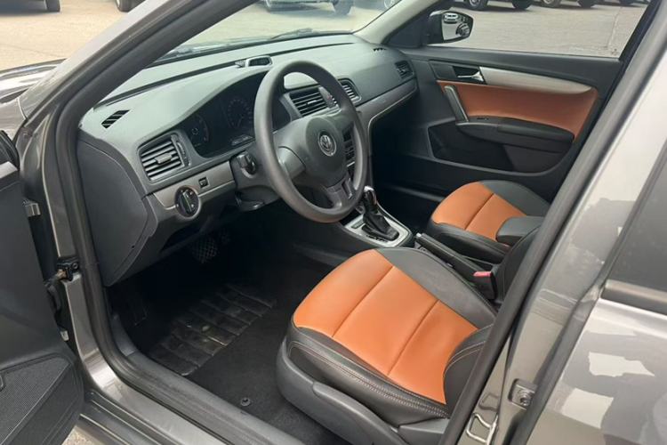 Used Volkswagen Lavida 2013 Revised Classic 1.6L Automatic Fashion Edition Interior 3