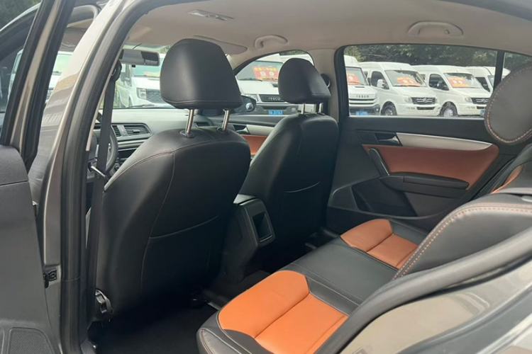 Used Volkswagen Lavida 2013 Revised Classic 1.6L Automatic Fashion Edition Interior 4