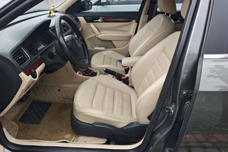 Used Volkswagen Lavida 2013 Revised Version 1.6L Automatic Luxury Edition Left Front Seat
