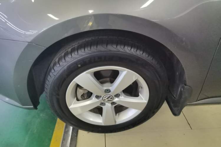 Used Volkswagen Lavida 2013 Revised Classic 1.6L Automatic Fashion Edition Left Front Wheel Hub