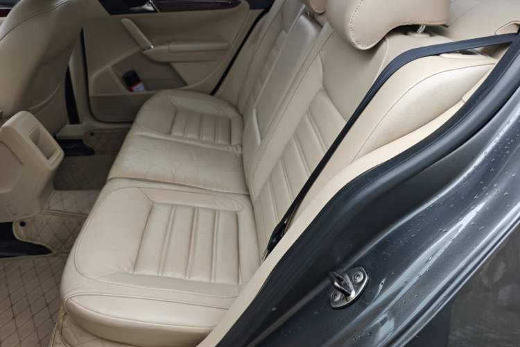 Used Volkswagen Lavida 2013 Revised Version 1.6L Automatic Luxury Edition Left Rear Seat