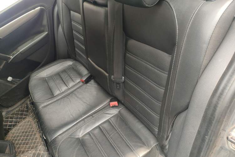 Used Volkswagen Lavida 2013 Revised Version 1.6L Automatic Luxury Edition Left Rear Seat