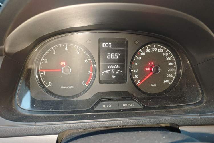 Used Volkswagen Lavida 2013 Revised Classic 1.6L Manual Fashion Edition Odometer Close Up