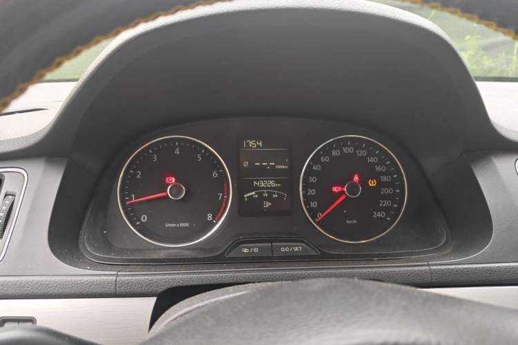 Used Volkswagen Lavida 2013 1.6L Manual Comfort Edition Odometer Close Up