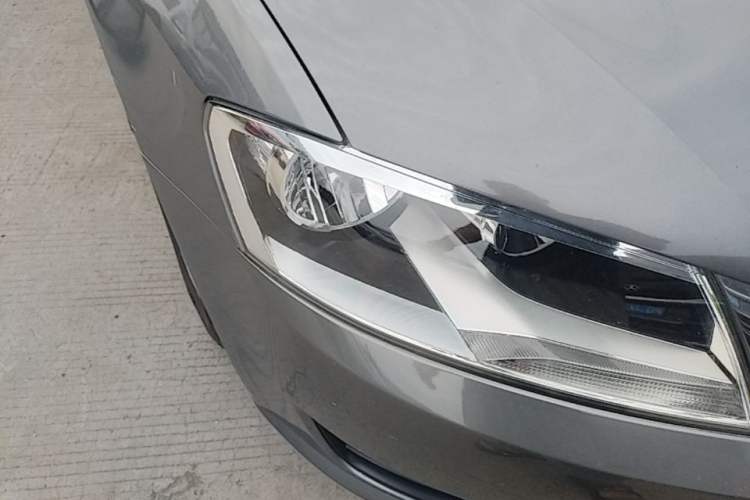 Used Volkswagen Lavida 2013 1.6L Automatic Fashion Edition Right Front Headlight
