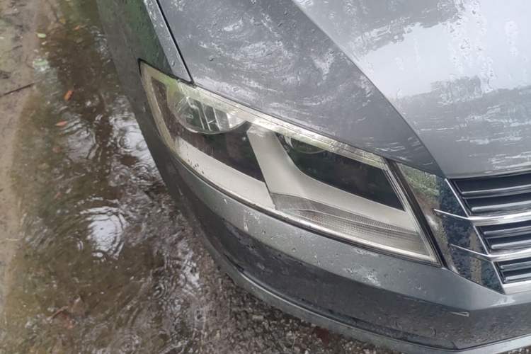 Used Volkswagen Lavida 2013 Revised Classic 1.6L Manual Fashion Edition Right Front Headlight