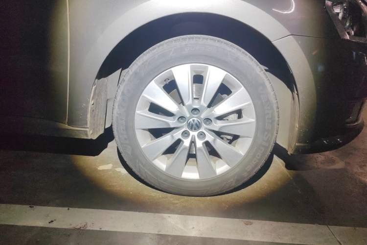 Used Volkswagen Lavida 2013 Restyled Classic 1.6L Automatic Comfort Edition Right Front Wheel Hub