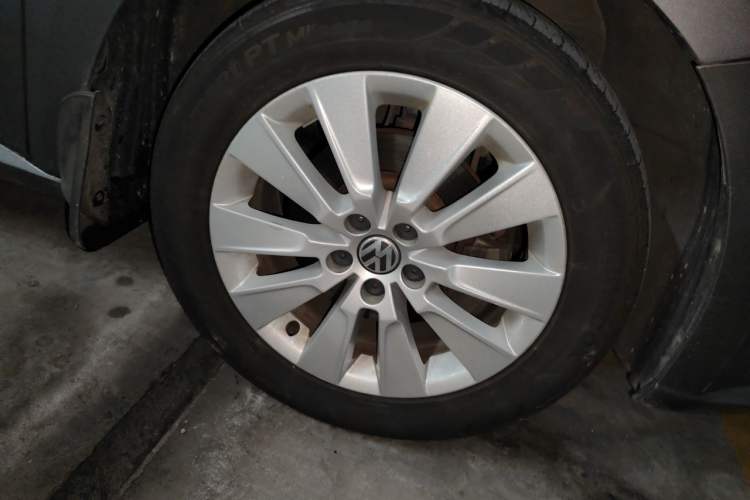 Used Volkswagen Lavida 2013 Restyled Classic 1.6L Manual Comfort Edition Right Front Wheel Hub