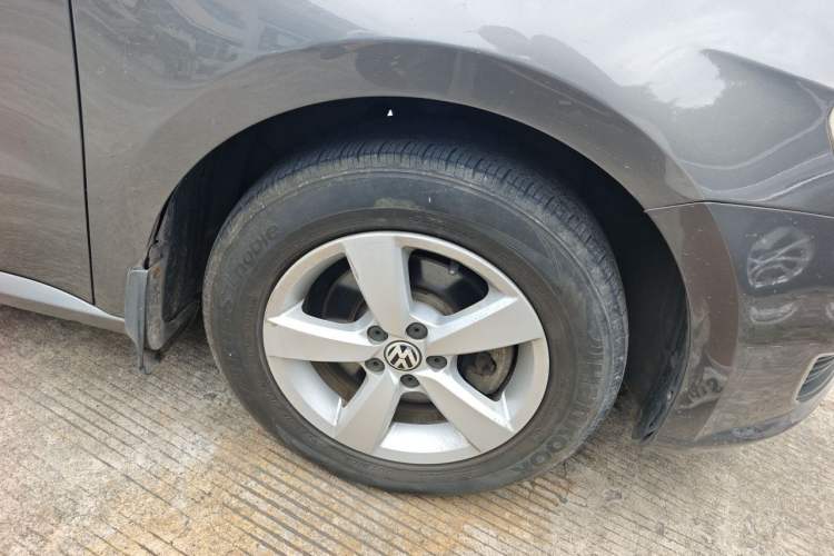 Used Volkswagen Lavida 2013 Revised Classic 1.6L Automatic Fashion Edition Right Front Wheel Hub