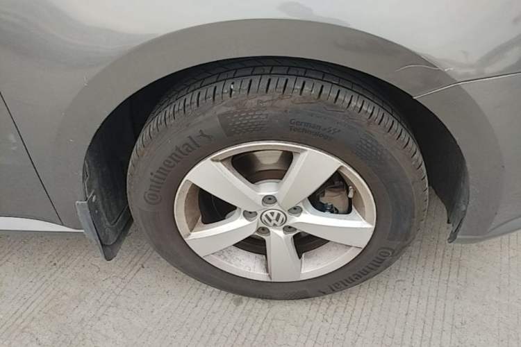 Used Volkswagen Lavida 2013 1.6L Automatic Fashion Edition Right Front Wheel Hub