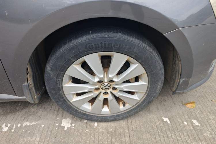 Used Volkswagen Lavida 2013 Restyled Classic 1.6L Manual Comfort Edition Right Front Wheel Hub
