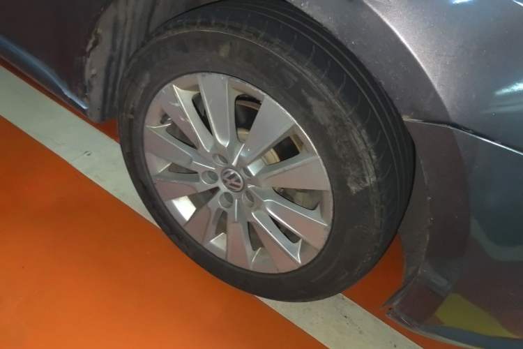 Used Volkswagen Lavida 2013 Restyled Classic 1.6L Automatic Comfort Edition Right Front Wheel Hub