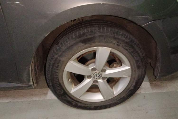 Used Volkswagen Lavida 2013 1.6L Automatic Fashion Edition Right Front Wheel Hub