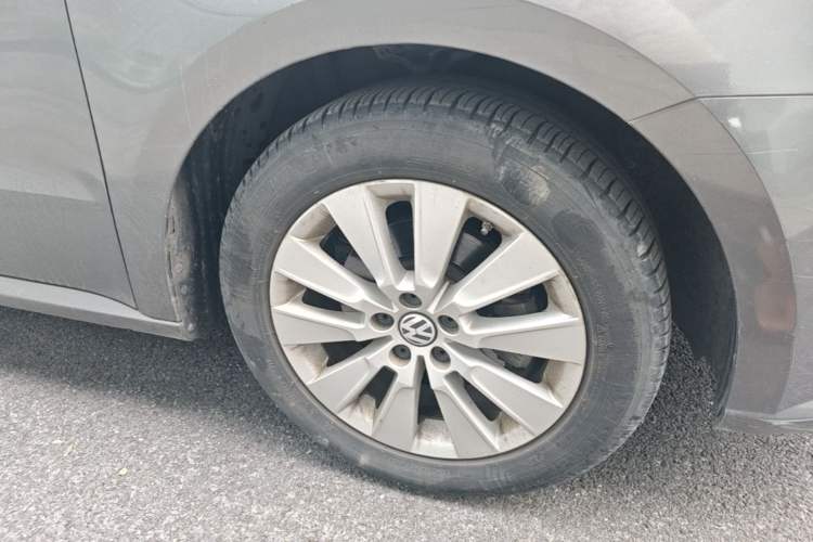 Used Volkswagen Lavida 2013 Restyled Classic 1.6L Manual Comfort Edition Right Front Wheel Hub