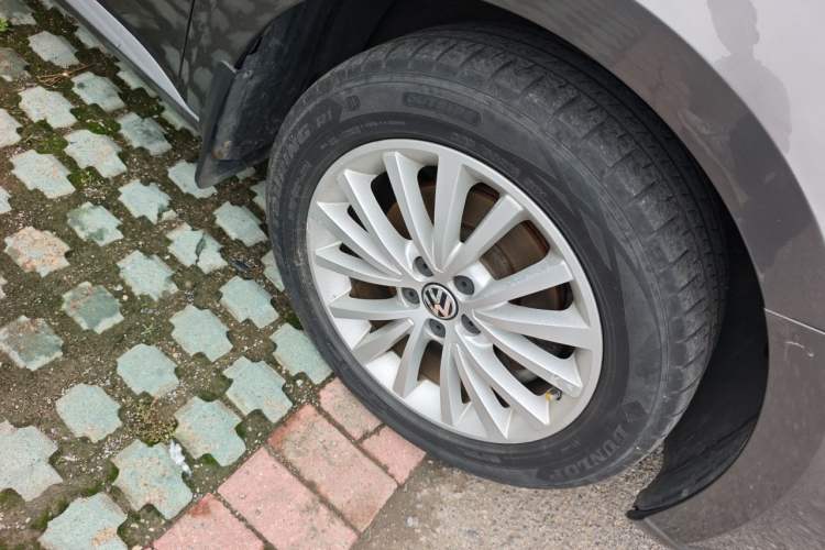 Used Volkswagen Lavida 2013 Revised Version 1.6L Automatic Luxury Edition Right Front Wheel Hub