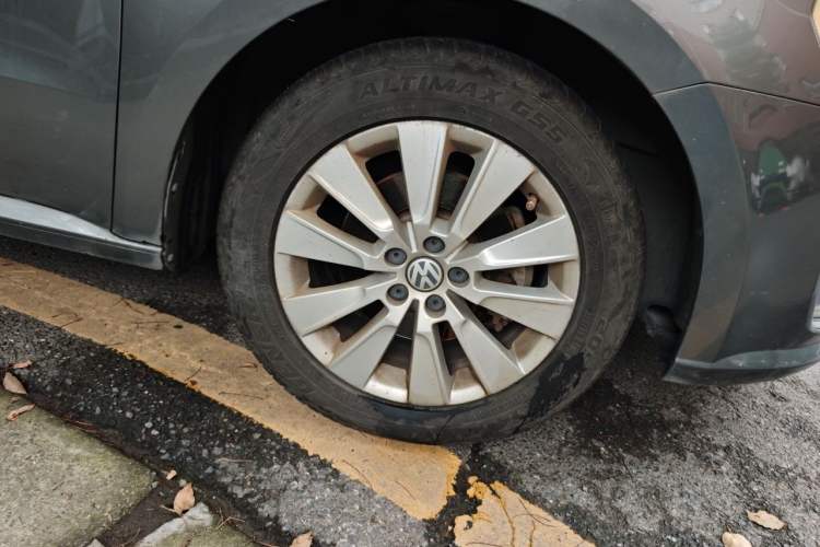 Used Volkswagen Lavida 2013 1.6L Automatic Comfort Edition Right Front Wheel Hub