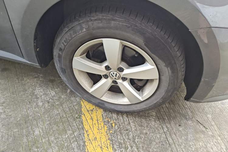 Used Volkswagen Lavida 2013 Revised Classic 1.6L Automatic Fashion Edition Right Front Wheel Hub